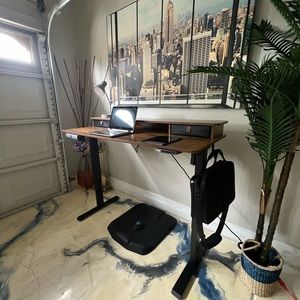 Beautiful adjustable height desk in excellent condition